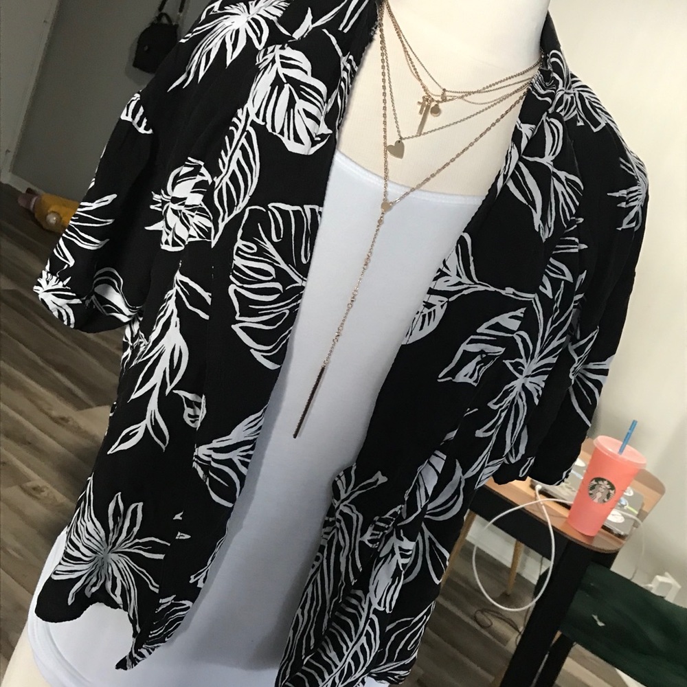 Tropical black and white forever 21 button up 🌴